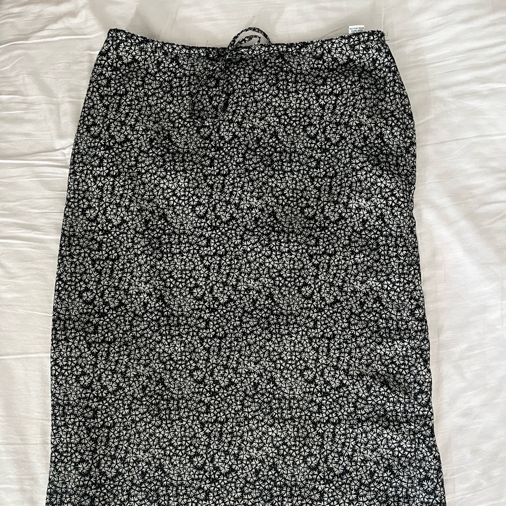 Old Navy Black and White Floral Pencil Skirt
